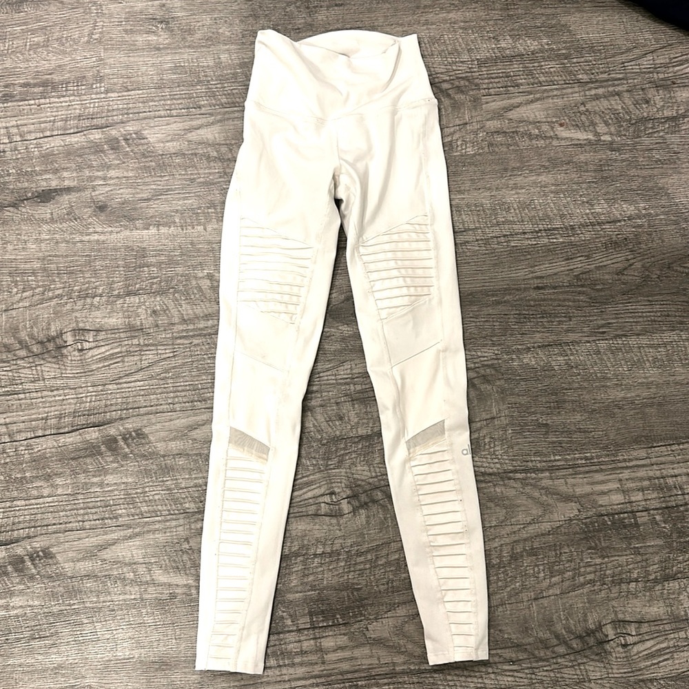 ALO Yoga — Cream / White ribbed, mesh leggings. XS